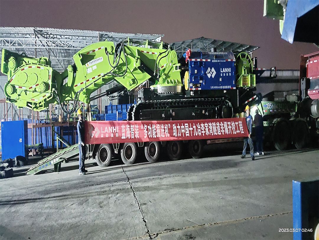 藍?！岸喙δ芫蜻M機”助力十九冶李家灣隧道非爆開挖工程